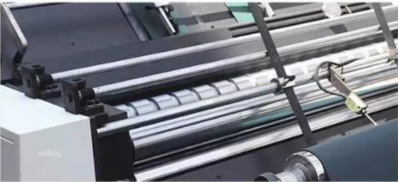 Πλήρης αυτόματη μηχανή τοποθέτησης σε στρώματα φλαούτων χαρτοκιβωτίων με την αυτόματη τεχνολογία καταδίωξης